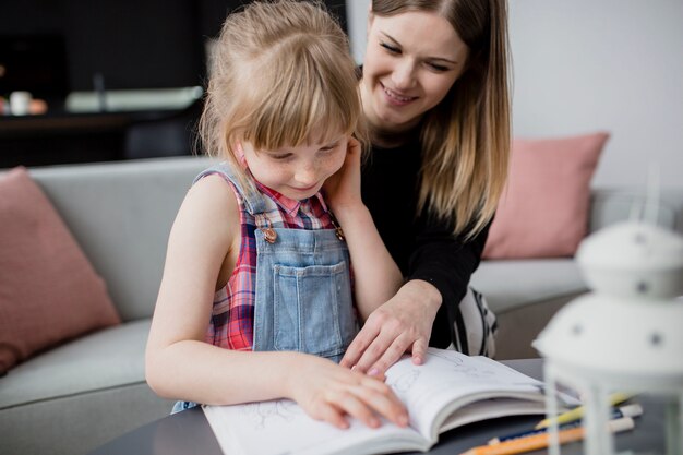 Madre ayudando a la hija con estudios