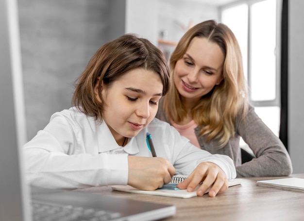 Madre ayudando a su hija a estudiar