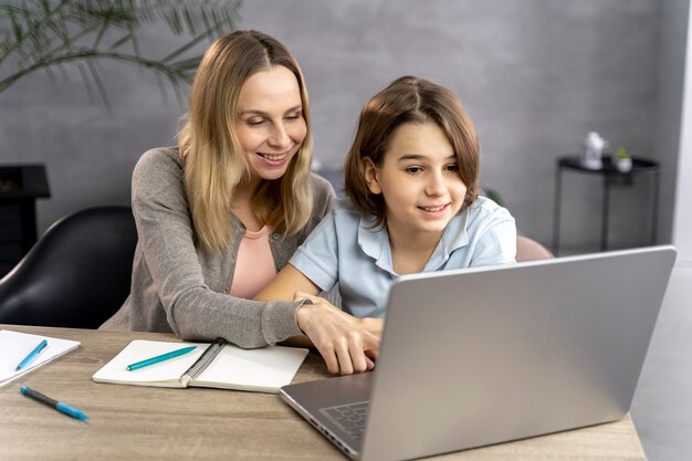 Madre ayudando a su hija a estudiar