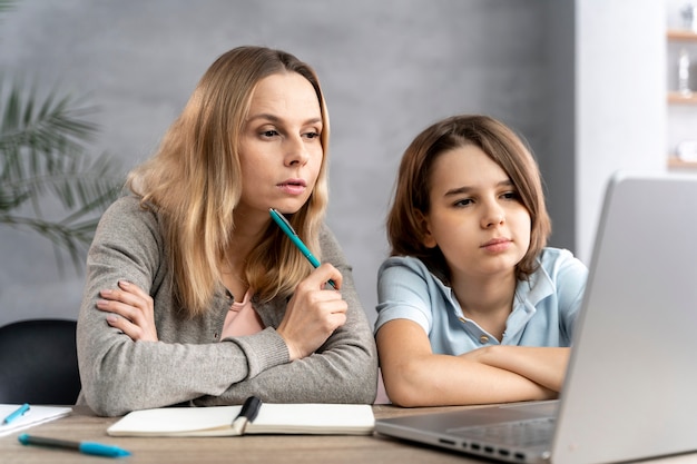 Foto gratuita madre ayudando a su hija a estudiar