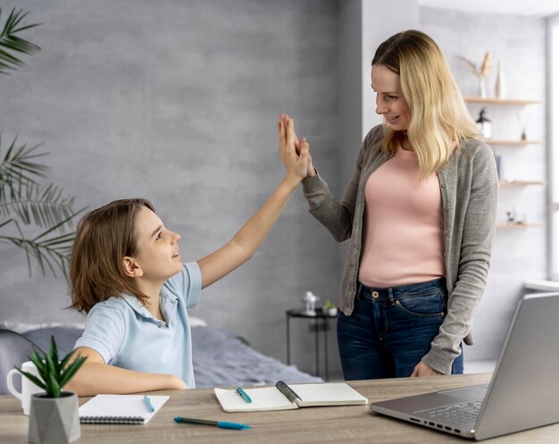 Madre ayudando a su hija a estudiar