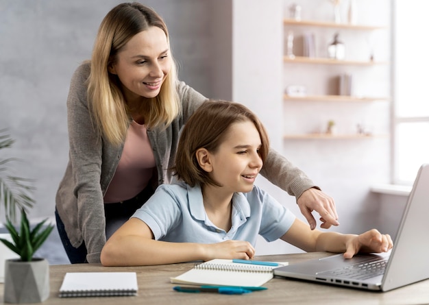 Madre ayudando a su hija a estudiar