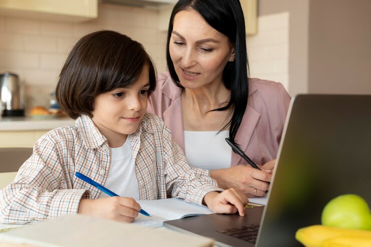 Foto gratuito madre ayudando a su hijo en una clase en línea