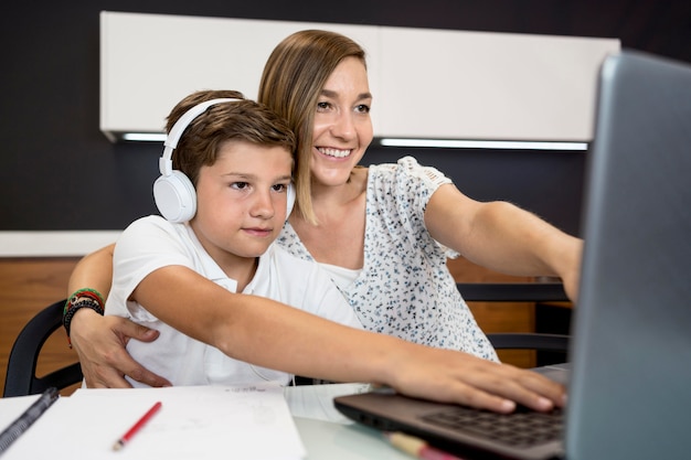 Madre ayudando a su hijo a terminar la tarea