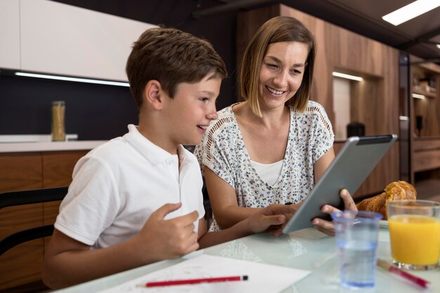 Madre ayudando a su hijo a terminar la tarea