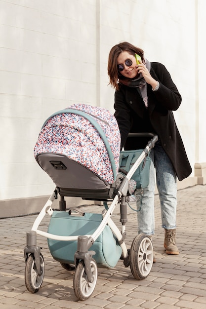 Madre con bebé al aire libre