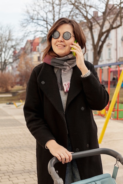 Foto gratuita madre con bebé al aire libre