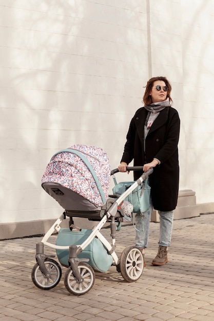 Madre con bebé al aire libre