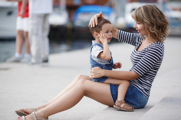 madre y un bebé al aire libre