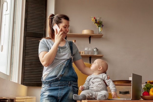 Foto gratuita madre con bebé en casa