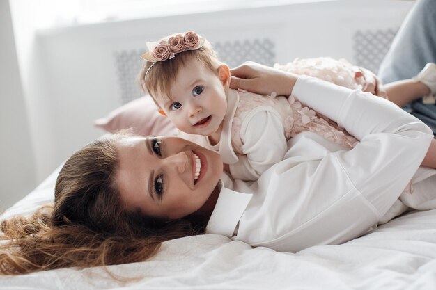 madre y bebe en casa