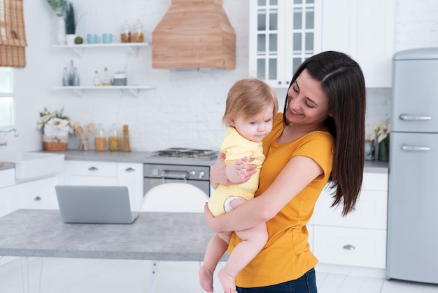 Madre con bebé en la cocina