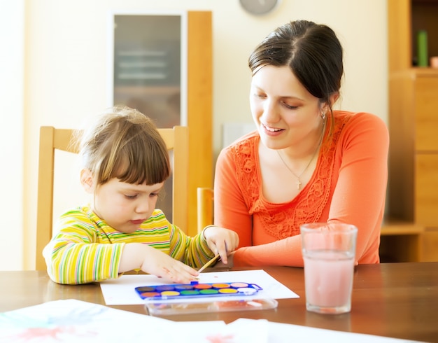 Madre y bebé dibujando en papel