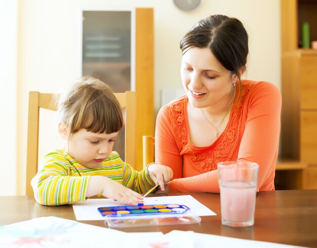 madre y bebé dibujando en papel