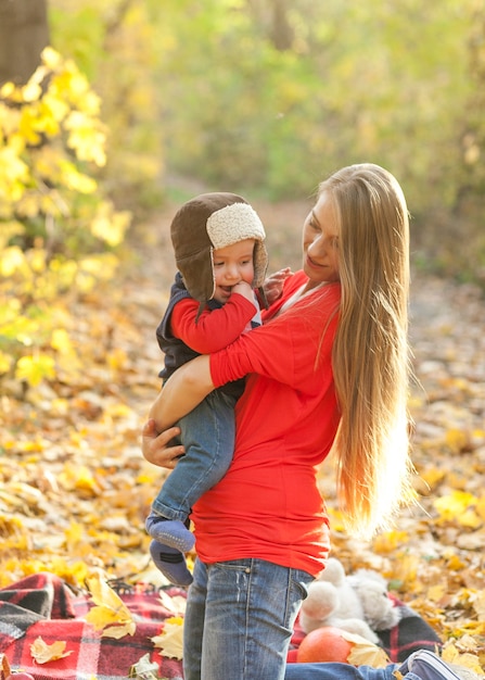 Madre con bebé con gorro de piel