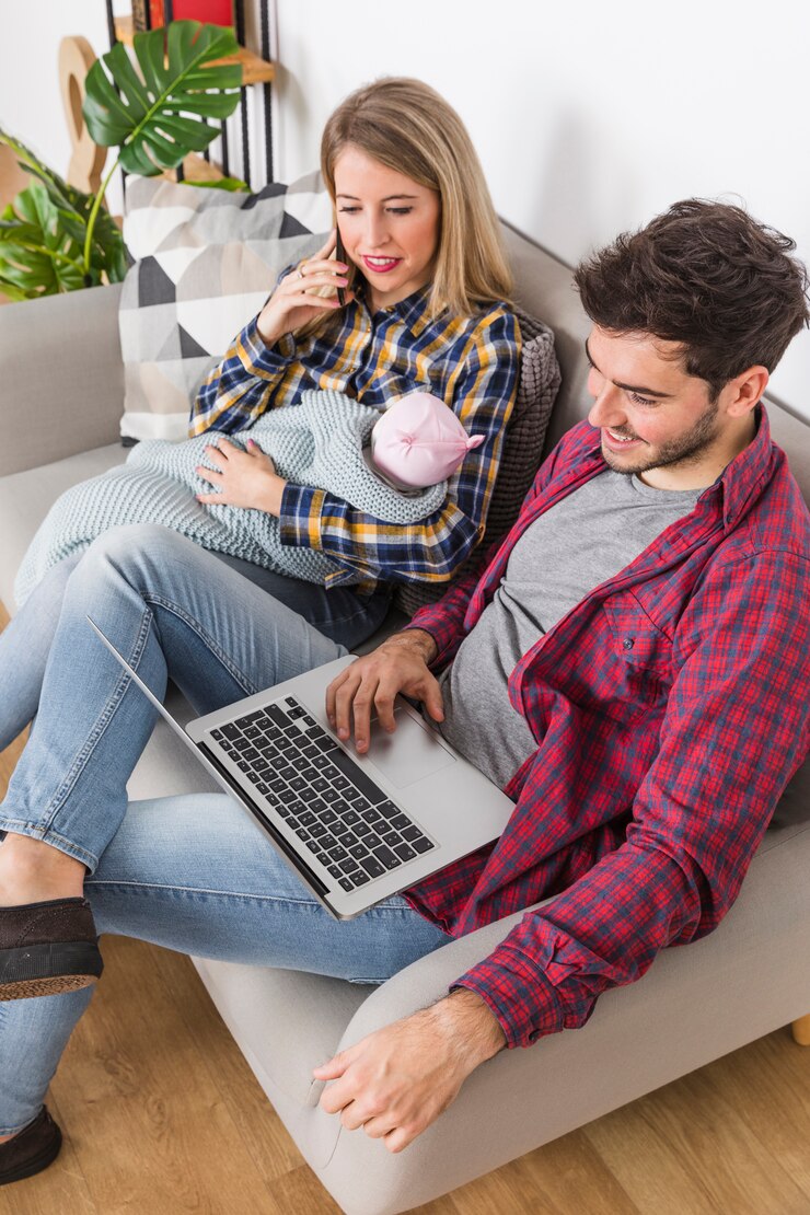 Foto gratuito madre con bebé hablando por teléfono cerca de padre