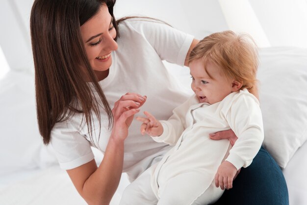 Madre y bebé son felices juntos