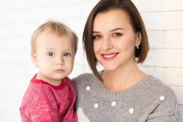 Madre con bebé sonriendo a la cámara