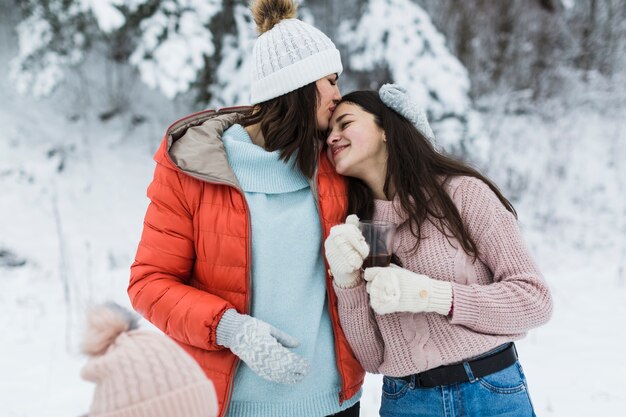 Foto gratuita madre besando a la hija adolescente