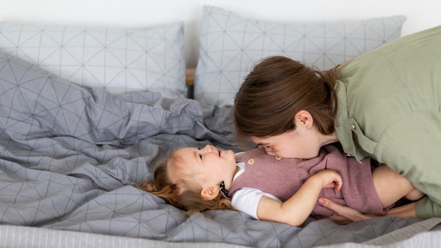 Foto gratuita madre besando a niño en el vientre