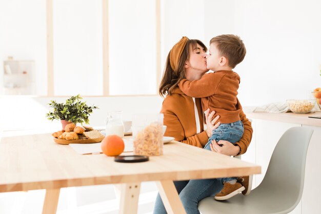 Madre besando a su hijo