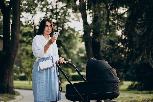 Madre caminando con su hija en el parque