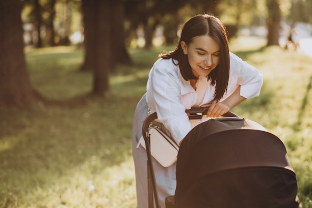 Foto gratuita madre caminando con su hija en el parque