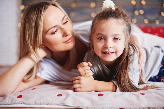 Madre cariñosa abrazando a su hija