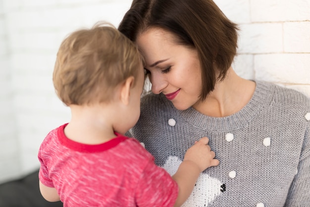 Foto gratuita madre cariñosa con bebé