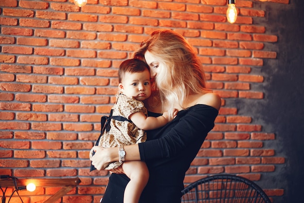 Madre cariñosa con su hija.