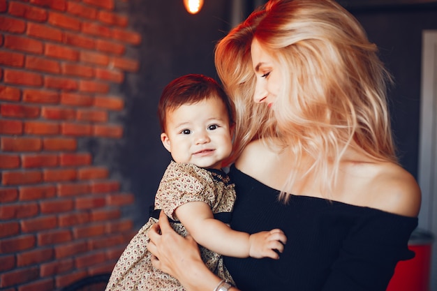 Madre cariñosa con su hija.