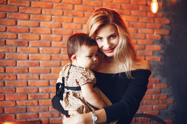 Madre cariñosa con su hija.