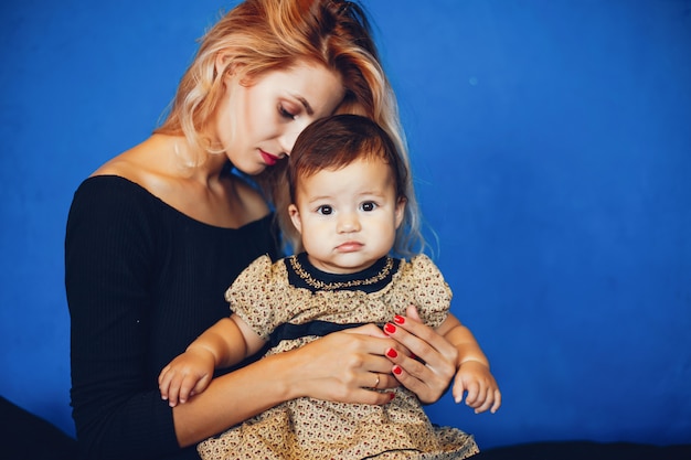 Madre cariñosa con su hija.