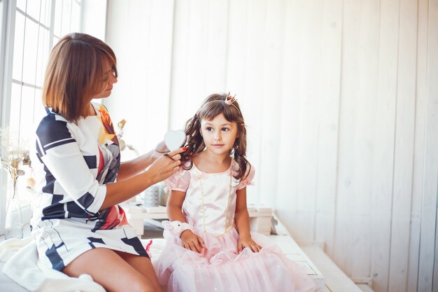 Madre cariñosa con su hija.