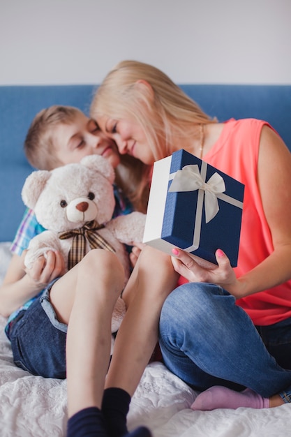 Foto gratuita madre cariñosa con su hijo