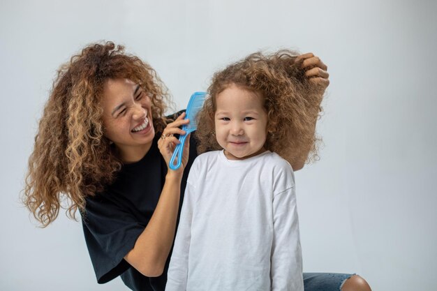 La madre cepilla a su hija