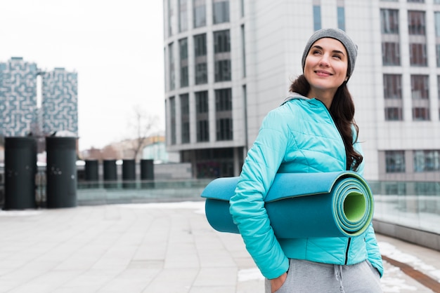 Foto gratuita madre con colchoneta de yoga