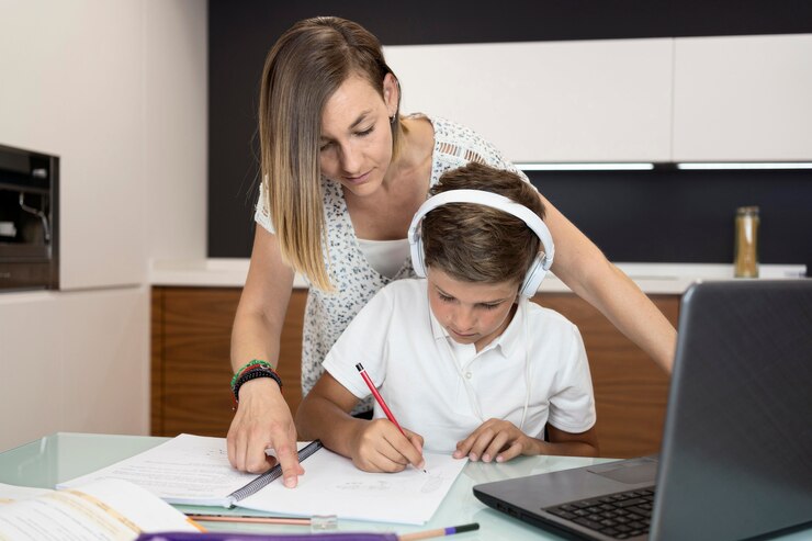 Foto gratuito madre comprobando la tarea de los hijos