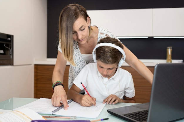 Madre comprobando la tarea de los hijos