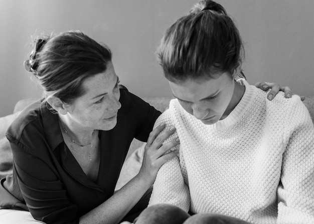 Foto gratuita madre consolando a su hija triste