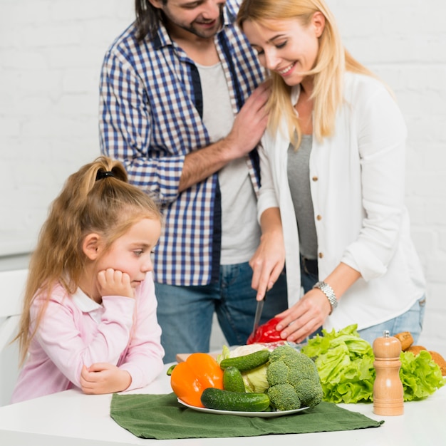 Madre cortando verduras