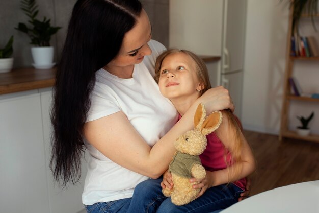 Madre cuidando a un niño con piojos