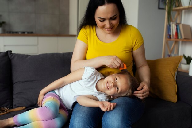 Madre cuidando a un niño con piojos