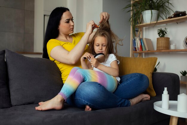 Madre cuidando a un niño con piojos