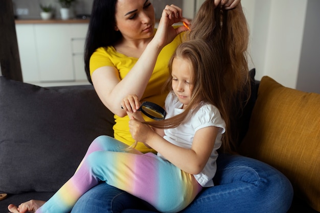 Madre cuidando a un niño con piojos