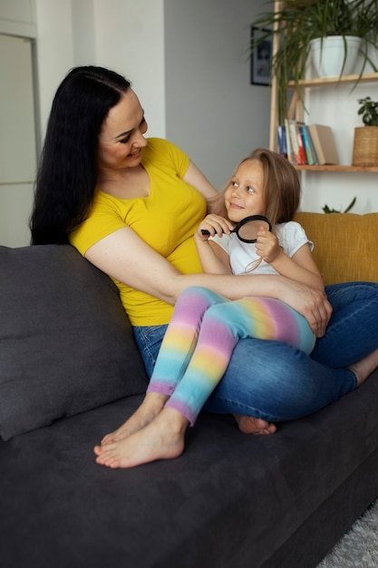 Madre cuidando a un niño con piojos