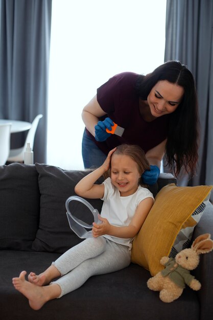 Madre cuidando a un niño con piojos