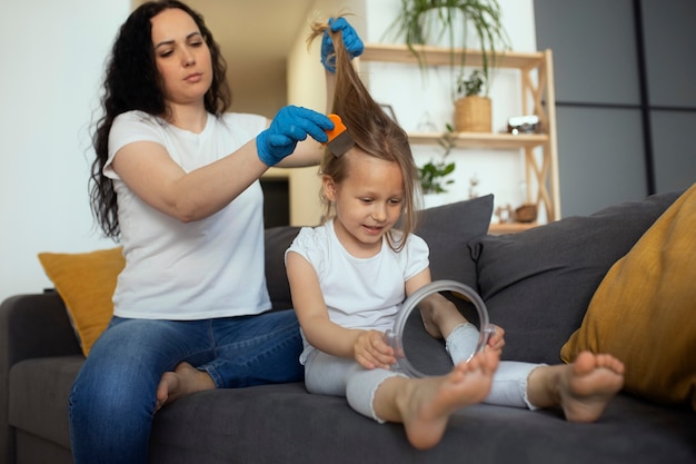 Madre cuidando a un niño con piojos