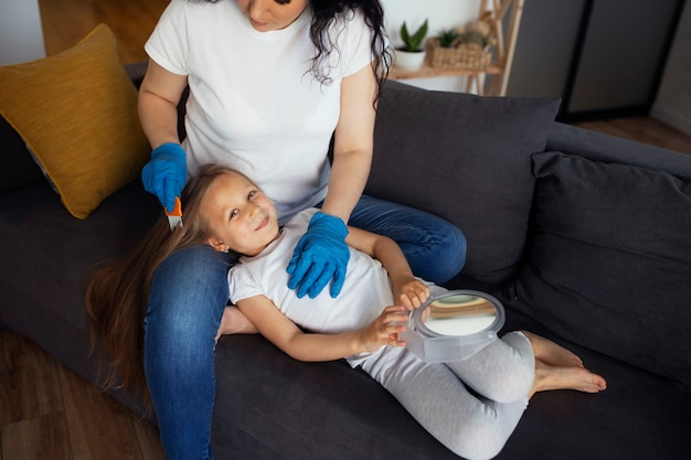 Madre cuidando a un niño con piojos