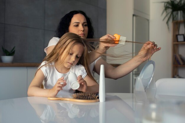 Madre cuidando a un niño con piojos